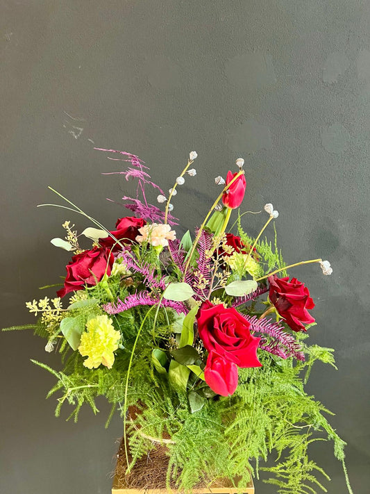 COMPOSIZIONE CON ROSE E TULIPANI