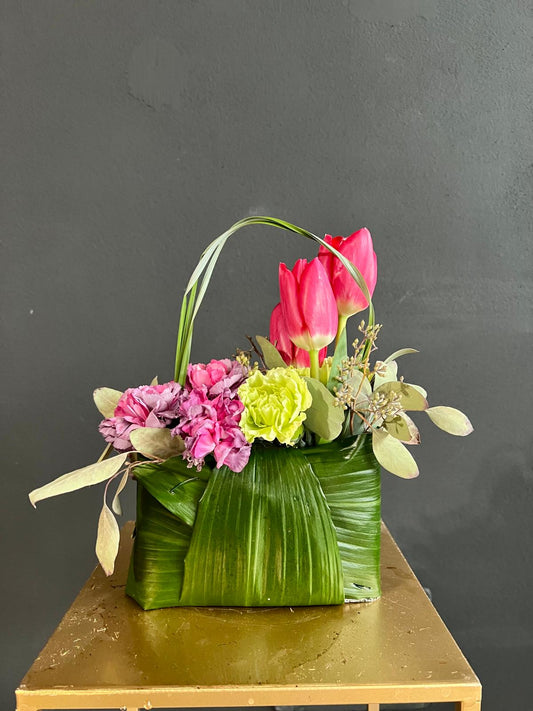 Borsetta di Fiori con garofani e tulipani