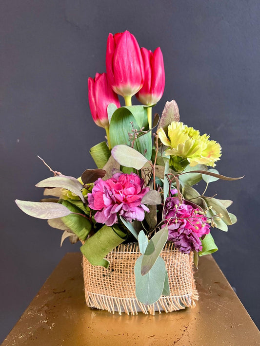 Composizione in juta con tulipani, garofani, eucalipto